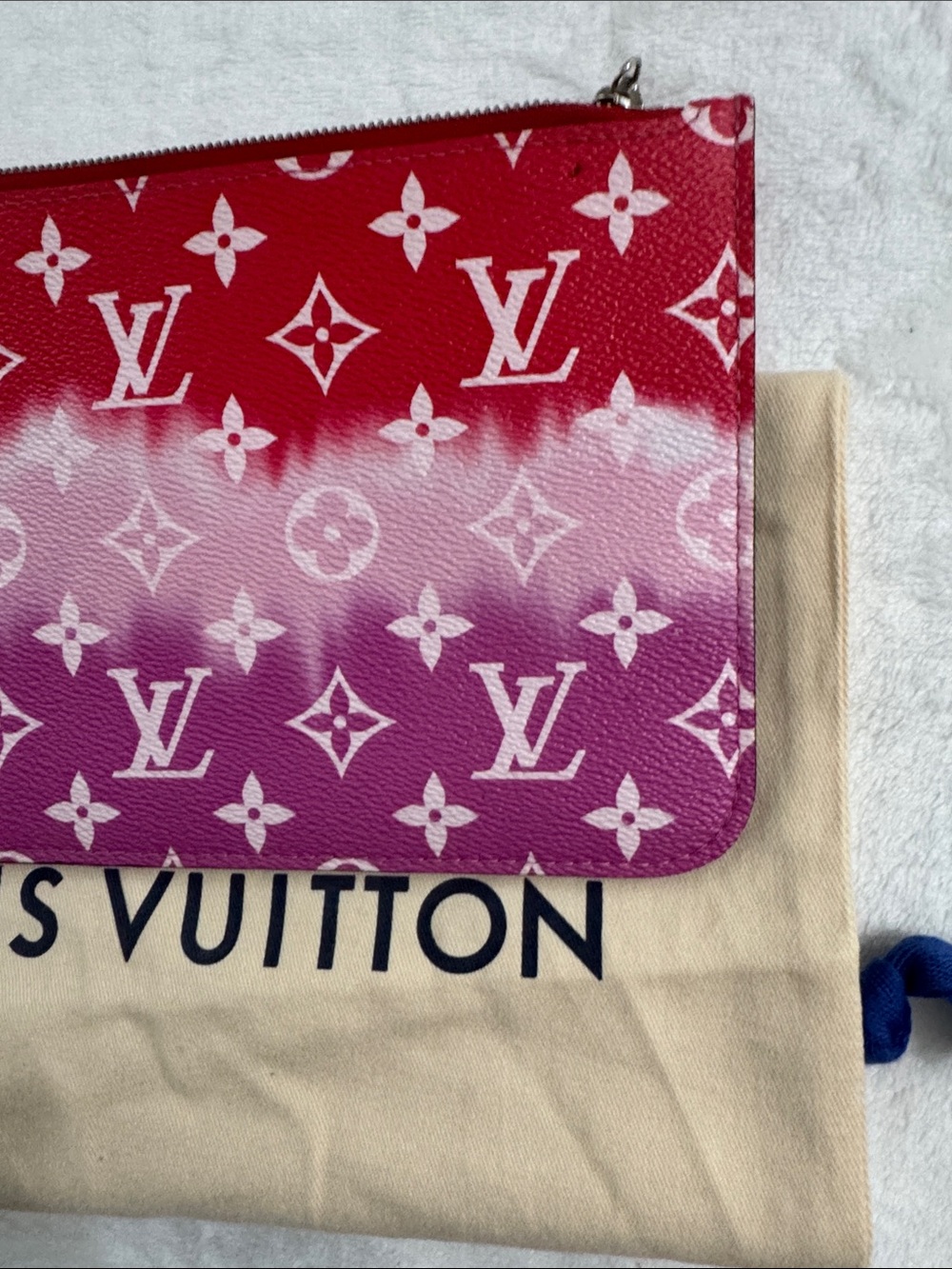 Louis Vuitton Authentic Pink to Red Gradient Monogram Wristlet - Picture 4 of 14